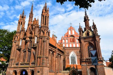 VILNIUS, LITHUANIA - 20 Ağustos 2019: St. Anne Kilisesi, Vilnius 'un Eski Kasabası' nda yer alan bir Roma Katolik kilisesidir.