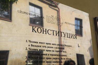 VILNIUS, LITHUANIA - 20 AĞUSTOS 2019: Rusça Uupis Cumhuriyeti Anayasası metninin yer aldığı ayna tahtası