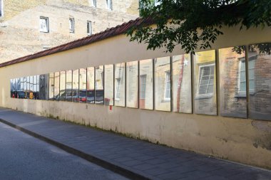 VILNIUS, LITHUANIA - 20 AĞUSTOS 2019: Birçok dilde Uupis Cumhuriyeti Anayasası metninin yer aldığı ayna tahtaları