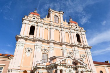 VILNIUS, LITHUANIA - 20 AĞUSTOS 2019: St. Casimir Kilisesi Vilnius 'un Eski Kasabası' ndaki Roma Katolik Kilisesi.