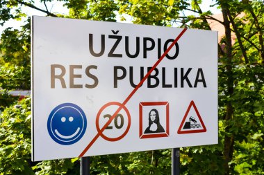 VILNIUS, LITHUANIA - 20 AĞUSTOS 2019 Uupis Cumhuriyeti çıkışında yol tabelası