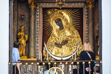 VILNIUS, LITHUANIA - 20 AĞUSTOS 2019 Şafak Kapısı Leydimiz - Kutsal Bakire Meryem 'in önde gelen Hristiyan ikonu Şafak Şapeli' nde inananlar tarafından saygı duyulan