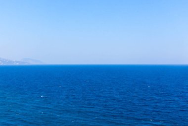 Deniz yaz günü ufukta mavidir.