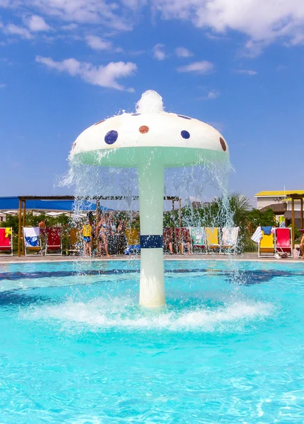 Seta Decorativa Con Ducha Parque Acuático Durante Día Verano —  Fotos de Stock