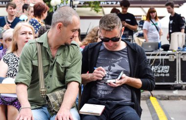 POLTAVA, UKRAINE 8-10 HAZİRAN 2018: Meridian Poltava şiir festivalinin açılışında Ukraynalı şair, yazar, kompozisyon yazarı ve çevirmen Serhiy Zhadan 