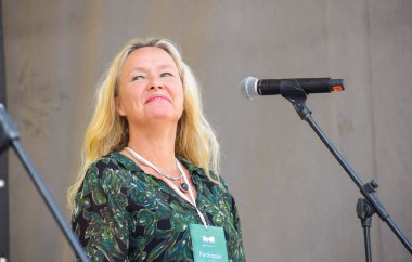 POLTAVA, UKRAINE 8-10 HAZİRAN 2018: İsveçli fotoğrafçı ve sanatçı Eva Stackelberg, Meridian Poltava adlı şiir festivalinin açılışında 
