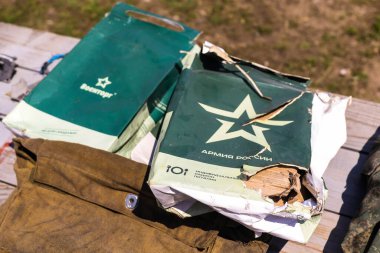 POLTAVA, UKRAINE 28 HAZİRAN 2022: Rus askerinin yiyecek paketi 