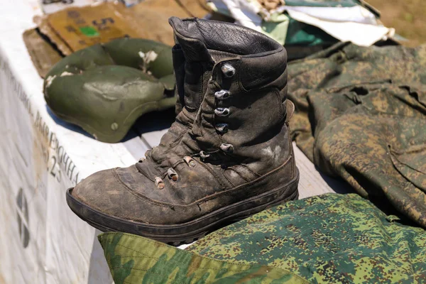 POLTAVA, UKRAINE - 28 HAZİRAN 2022: Rus-Ukrayna savaşı sonrasında Rus ordusunun botları ve giysileri