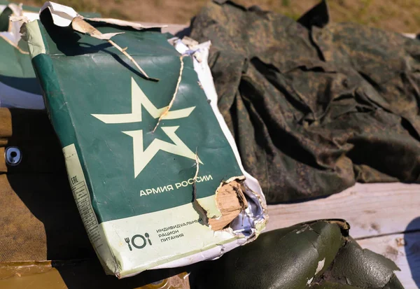 POLTAVA, UKRAINE 28 HAZİRAN 2022: Rus askerinin yiyecek paketi 