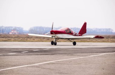 POLTAVA, UKRAINE - 23 Mart 2022: Poltava Uluslararası Havaalanında modern hafif uçak Aero AT-3