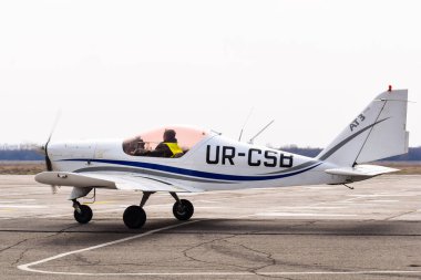 POLTAVA, UKRAINE - 23 Mart 2022: Poltava Uluslararası Havaalanında modern hafif uçak Aero AT-3