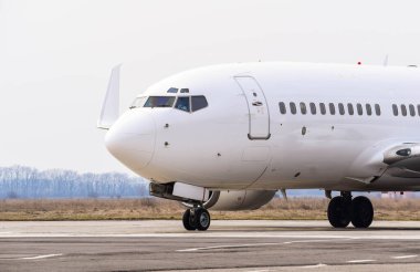 POLTAVA, UKRAINE - 23 Mart 2022: Poltava Uluslararası Havaalanında Boeing 737 yolcu uçağı