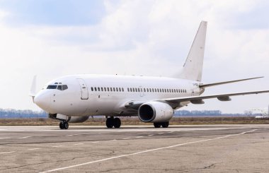 POLTAVA, UKRAINE - 23 Mart 2022: Poltava Uluslararası Havaalanında Boeing 737 yolcu uçağı