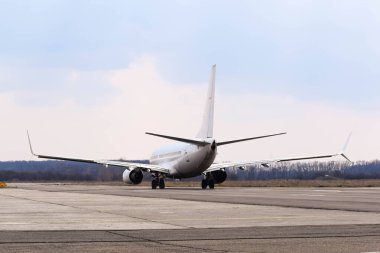 POLTAVA, UKRAINE - 23 Mart 2022: Poltava Uluslararası Havaalanında Boeing 737 yolcu uçağı