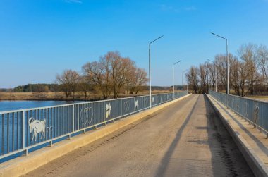 Sonbaharda öğleden sonra nehrin üzerindeki köprü.