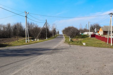 Sonbaharda gün içinde köyde terk edilmiş bir yol.