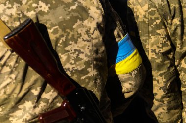POLTAVA, UKRAINE 19 EKİM, 2022: Sarı kol bandı olan Ukrayna ordusu