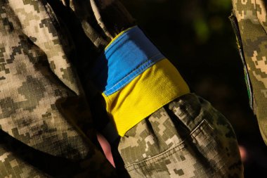 POLTAVA, UKRAINE 19 EKİM, 2022: Sarı kol bandı olan Ukrayna ordusu