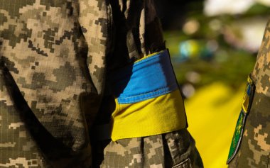 POLTAVA, UKRAINE 19 EKİM, 2022: Sarı kol bandı olan Ukrayna ordusu