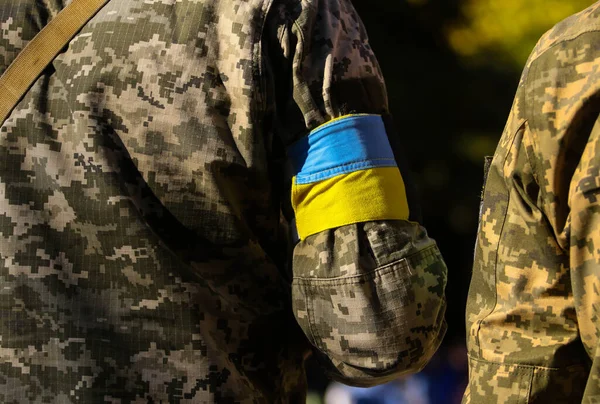 POLTAVA, UKRAINE 19 EKİM, 2022: Sarı kol bandı olan Ukrayna ordusu