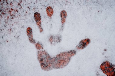 Erimiş kardaki bir adamın elinden bir iz. Minimalizmin kış konsepti. Elin sıcaklığı