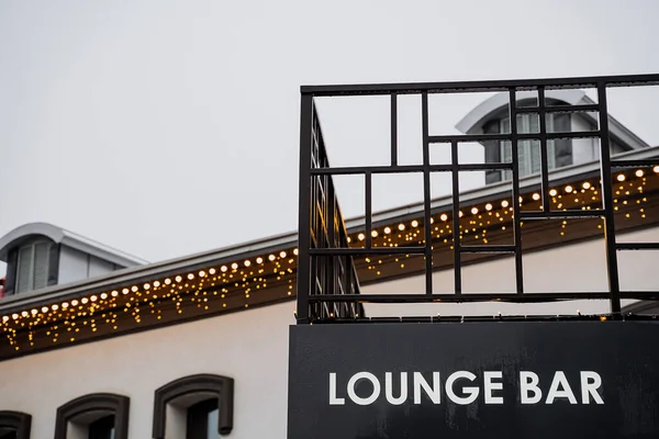 Caddedeki açık bar terasında. Açık havada kahvaltı için bir yer. Şehir mimarisi. Lounge Barı