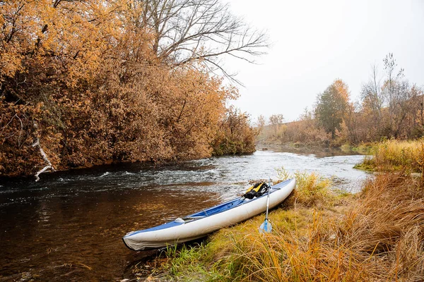 Tourist Kayak Lies Bank Mountain River Autumn Rafting Inflatable Boat — Stock Photo, Image
