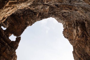 Katav Nehri 'ndeki Ust Katavskaya Mağarası, Güney Ural Rusya. Maryin Rock uçurumu kışın. Karda Hapov tepesi