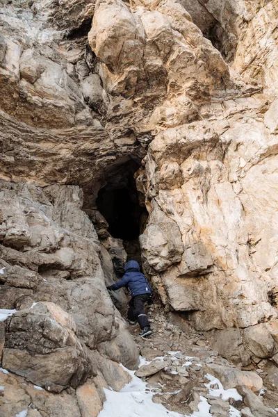 Ust Katavskaya Cave στον ποταμό Katav, Νότια Ουράλη Ρωσία. Ο γκρεμός Μαργίν Ροκ το χειμώνα. Hapov κορυφογραμμή στο χιόνι — Φωτογραφία Αρχείου