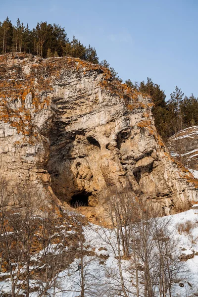 Katavszkaja barlang a Katav folyón, Dél-Urál Oroszország. Maryin Rock szikla télen. Hapov-gerinc a hóban — Stock Fotó