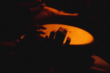 Etnik davullarda melodi çalan bir adamın yakın çekimi. Yüksek kalite fotoğraf