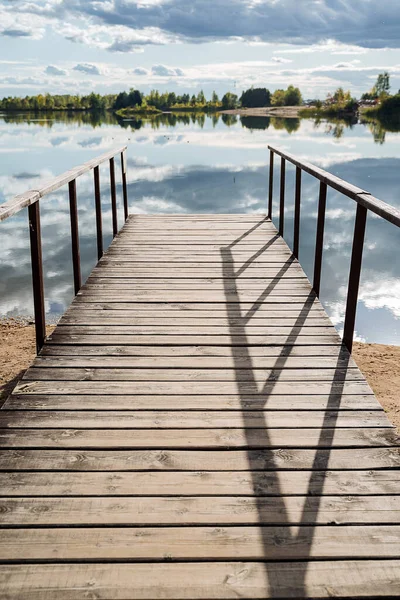 Close Shoot Wooden Pier Blue Clear Water Surrounded Forest Sunny — Stock Photo, Image