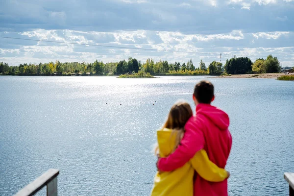 Young Couple Love Stands Embrace Lake Sunny Day Rest Quiet — Stock Photo, Image