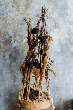 Dekorasyon. Kurumuş çiçeklerin bileşimi. Ayçiçekleri ve kuru yapraklar. Odanın içi olağandışı. Çatı katındaki stüdyoda çekilmiş. Alışılmadık bir dekoratif duvar. Yüksek kalite fotoğraf