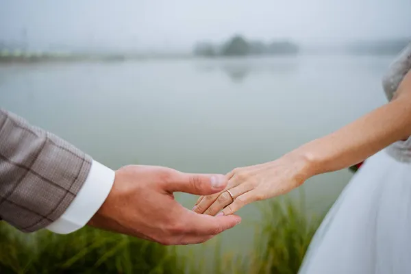 Plano Cercano Los Recién Casados Que Estiran Sus Manos Con — Foto de Stock
