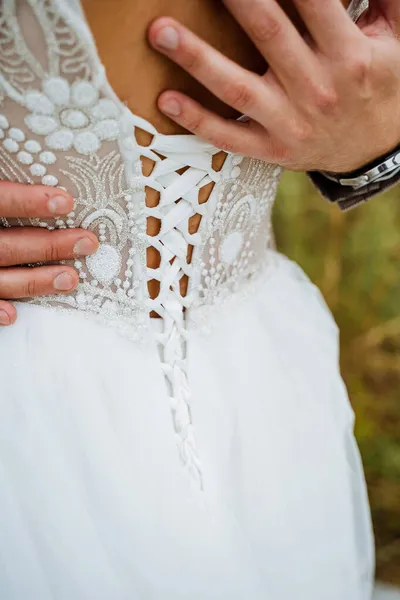 Tiro Próximo Das Mãos Noivo Abraçando Noiva Vestido Branco Com — Fotografia de Stock