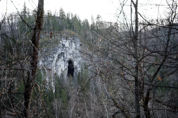 Sziklán Van Egy Bejárat Egy Sötét Barlang Sok Körül Komor — Stock Fotó