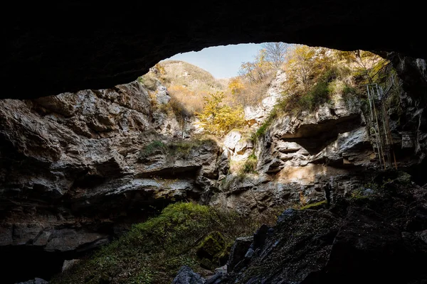 Sunlight Penetrates Illuminates Exit Cave Walls Covered Green Moss Exploring — Stock Photo, Image