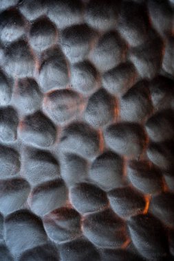 Tabak dokusuna yakın çekim. Doğal malzemeden yapılmış mutfak gereçleri. Sıra dışı bir tasarımı olan ahşap bir levha. Bir ahşap oymacılığı ustası tarafından yapıldı. Yüksek kalite fotoğraf