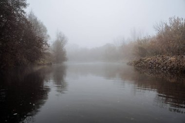Nehirde sis var. Su yüzeyinde sessizlik ve sükunet. Urallar 'da sonbahar, Bashkortostan, Rusya. Yüksek kalite fotoğraf