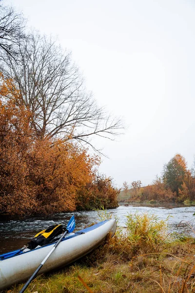 Dağ Nehirlerinde Rafting Yapmak Için Mavi Kano Nehir Kıyısında Duruyor — Stok fotoğraf