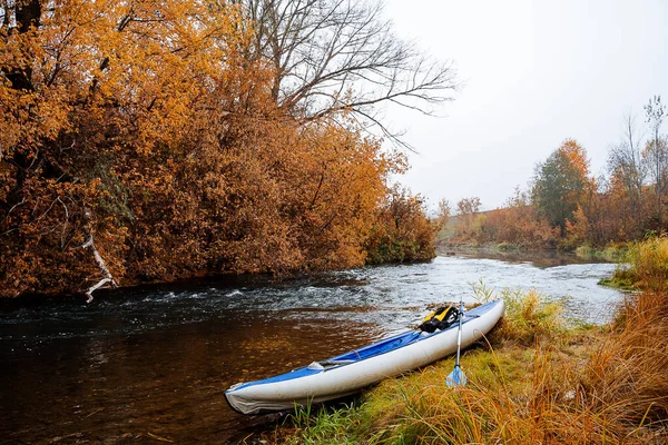 Bateau Gonflable Trouve Sur Rive Une Rivière Montagne Kayak Bleu — Photo