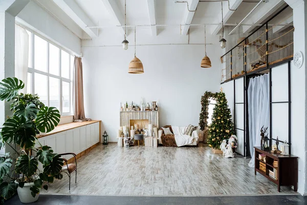 Disparo interior. Habitación de dos plantas con gran ventana panorámica, chimenea, árbol de Navidad decorado, preparativos para el nuevo año Apartamento moderno. — Foto de Stock