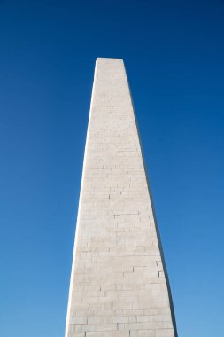 Taştan yapılmış antik bir anıt olan mermer granit dikilitaşın panoramik manzarası. Mimarinin minimalist çerçevesi. Yüksek kalite fotoğraf
