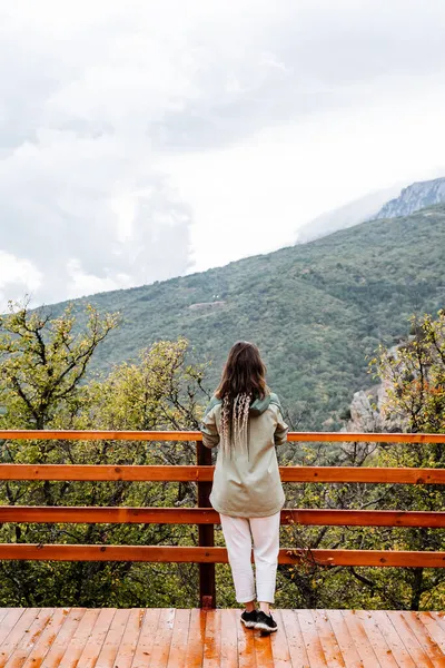 Una Hermosa Joven Está Pie Con Espalda Mira Las Montañas — Foto de Stock