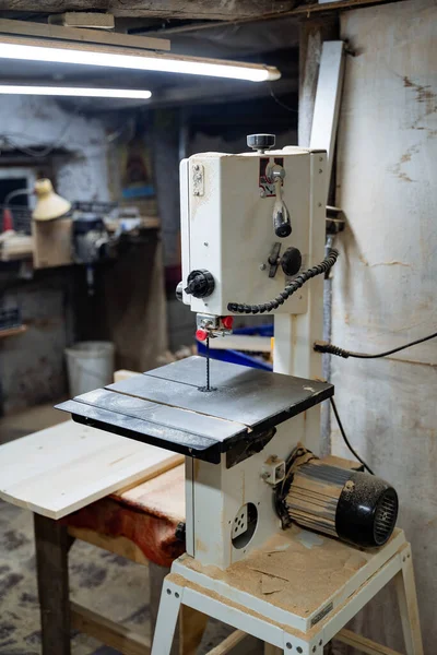 Ik heb een riemmachine gezaagd voor houtbewerking. Installatie voor zaagplanken. Apparatuur in de timmerwerkplaats. — Stockfoto
