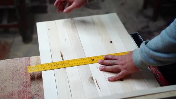 Master mide la distancia requerida regla cuadrada amarilla dibuja lápiz de tablero de madera de línea. vista de primer plano — Vídeos de Stock