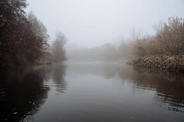 Köd a folyón. Nyugalom és csend a víz felszínén. Ősz az Urálban, Bashkortostan, Oroszország. — Stock Fotó