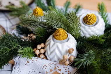 Yeni yıl ve Noel. Koni şeklinde mumlar, alışılmadık iç mekan, tatil için bir demet ladin hazırlığı. Aileyle tatil, kış tatili.