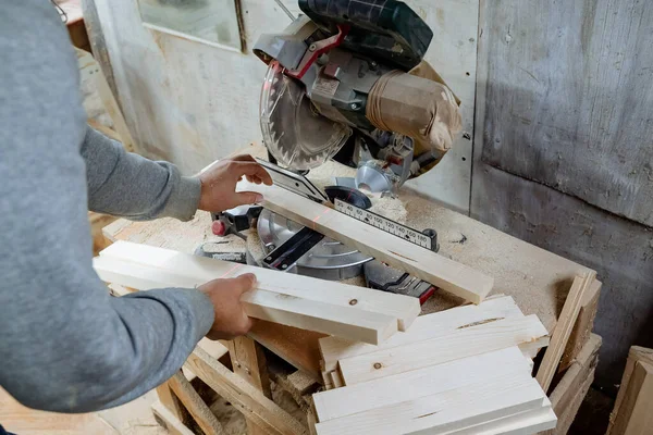 Artesanía. Procesamiento de madera Un plano de la sierra. Corte de barras de madera Instalación para tablas de aserrar. Equipo en el taller de carpintería. — Foto de Stock